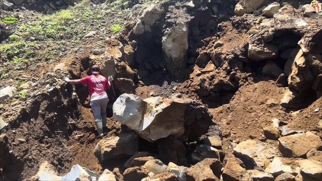 Строительство, шахтёры сбрасывают камни