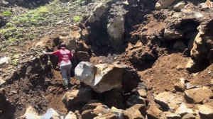 Строительство, шахтёры сбрасывают камни