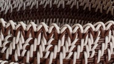 Узор на корзине корневым плетением