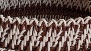 Узор на корзине корневым плетением