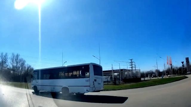 Автобус подрезает Газель