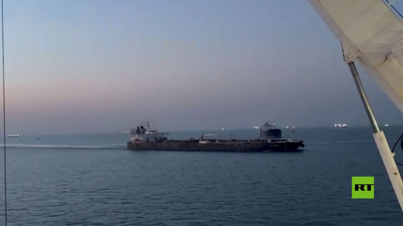 مضيق هرمز.. بداية حركة السفن في ظل هدنة هشة بين لبنان وإسرائيل