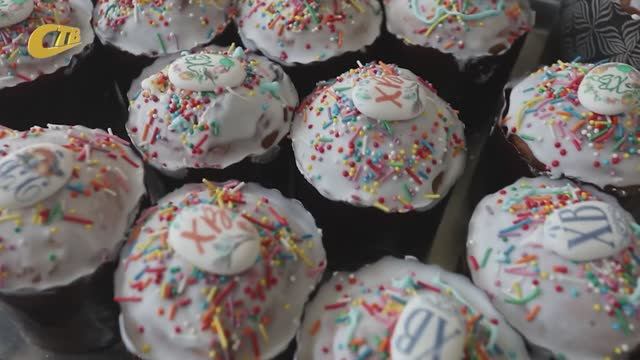 ПОВАРА ЦЕХА ПИТАНИЯ МГОКА ПОРАДОВАЛИ РАБОТНИКОВ ПРЕДПРИЯТИЯ ПАСХАЛЬНЫМИ КУЛИЧАМИ