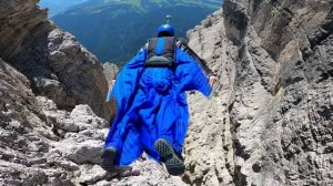 Полёт в вингсьюте — прямая и крутая траектория.