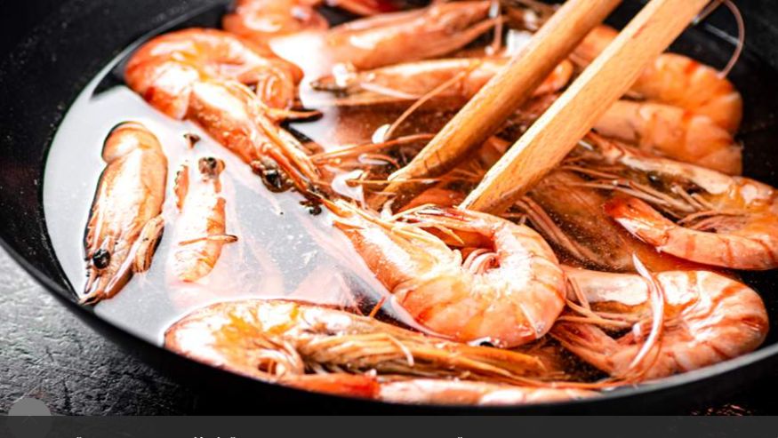 Шеф-повар дал советы по приготовлению теплых салатов с морепродуктами