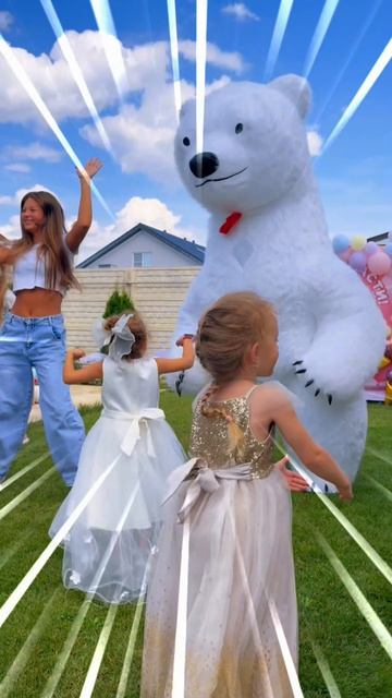 Мишка пришел поздравить Сашу 🥳