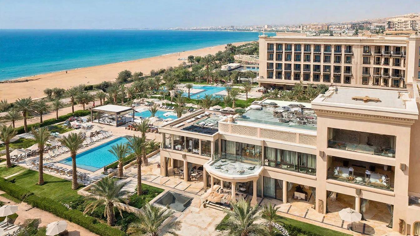 Отель с длинным названием, пять звёзд, свой пляж, нас с Ларисой селят в двухспальневый люкс...