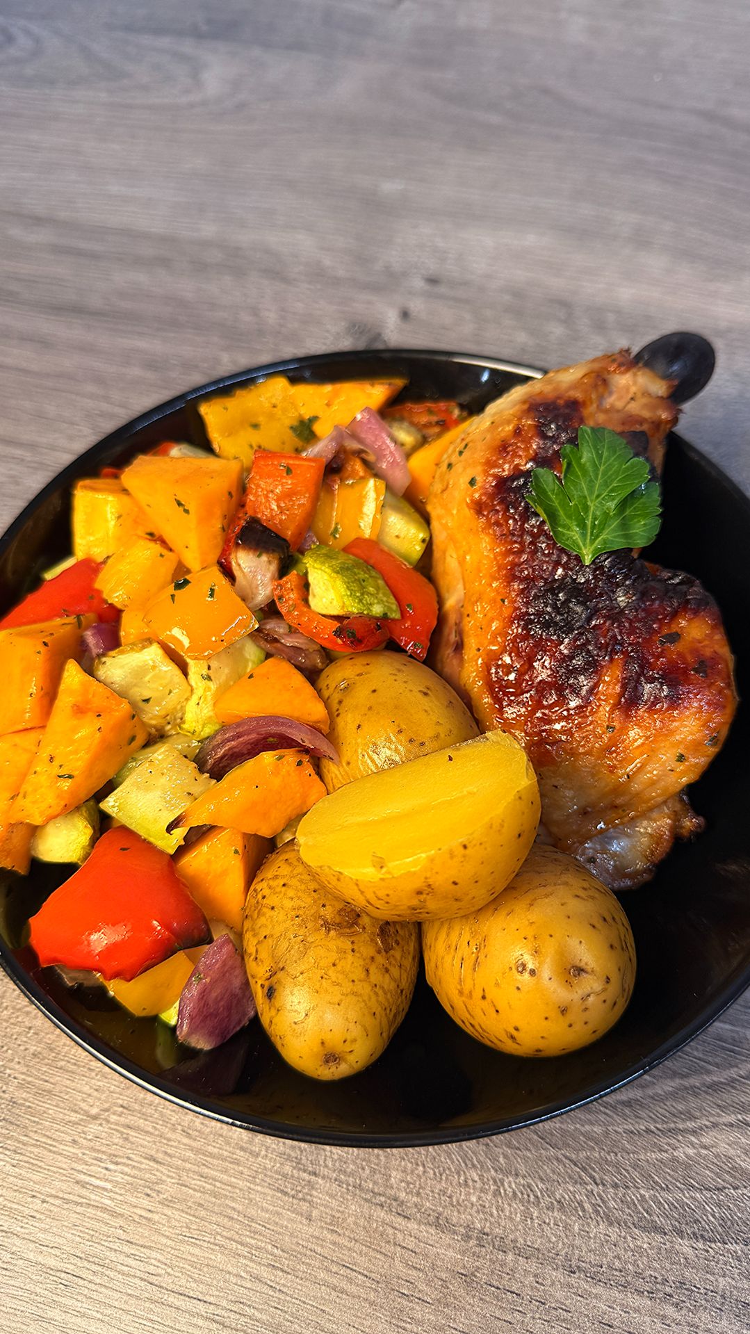 Куриные окорочка с овощами и картофелем на кухонной станции RED COLORCOOK MC550W