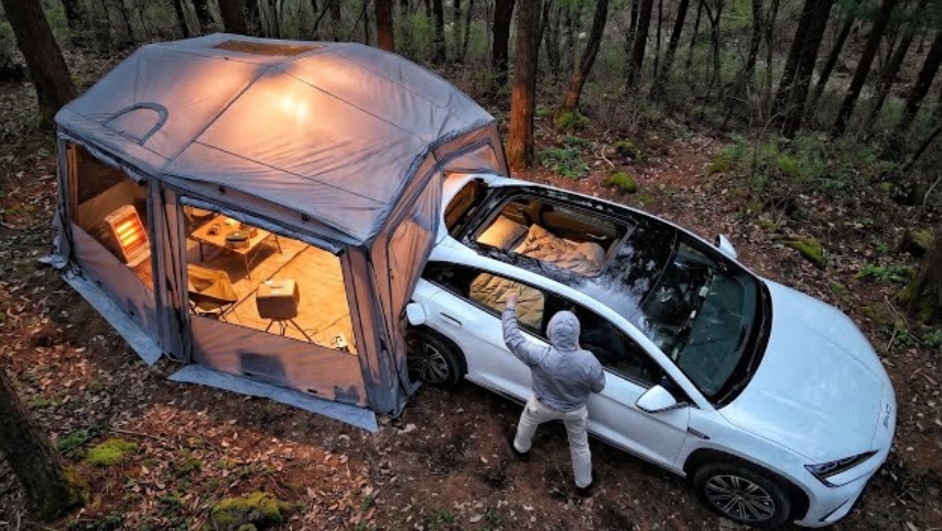 Электрический автомобиль соединённый с палаткой, самый уютный кемпинг.