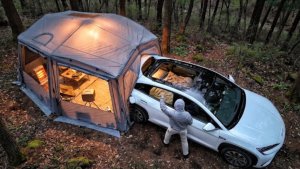 Электрический автомобиль соединённый с палаткой, самый уютный кемпинг.