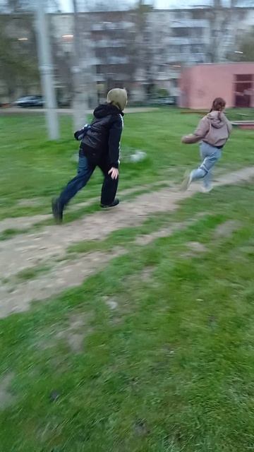 Бесимся на улице с Варей в конце у меня вылетел телефон и сам отключил запись