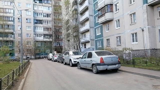 Брожу в потоке бытия в апреле 2026 по дворам у м. Большевиков