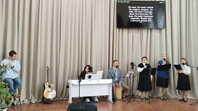 Он жив! Он жив! Аллилуйя! Аллилуйя! Буду славить