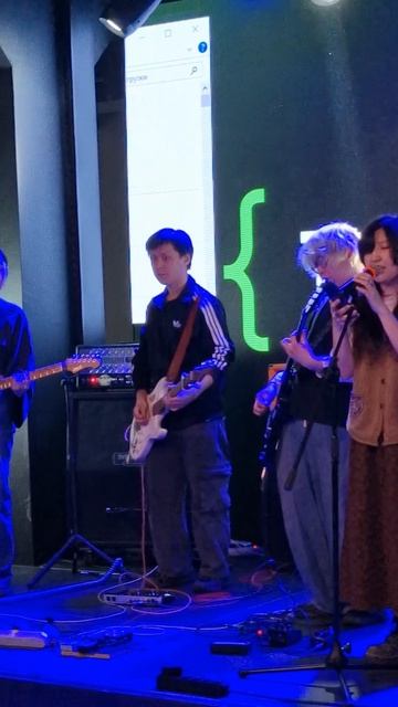 Группа The Harridan исполняет японскую песню на концерте 