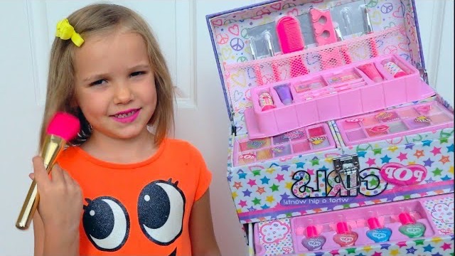Катя и игрушечная косметика для девочек