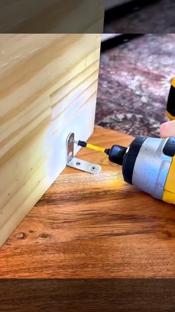 Любите поесть за диваном? Запоминайте удобную вещь.

Лайфхак👌