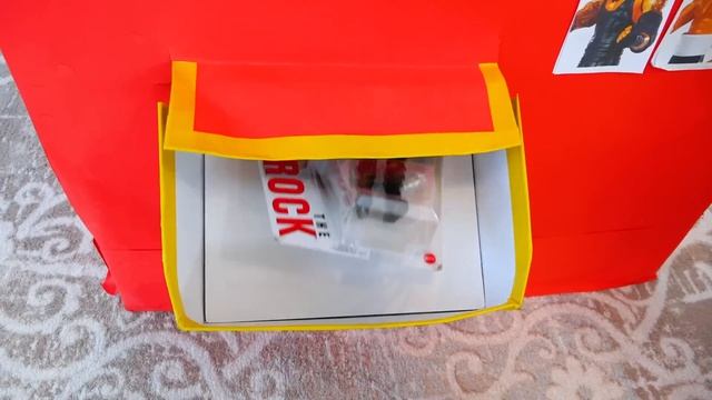 Влад и Никита играют с игрушечной машиной скорой помощи WWE