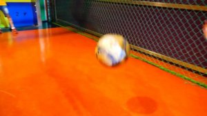 Влад и Никита вместе с мамой играют в детском учебном центре