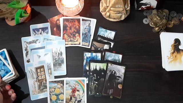 Таро: Его/её светлые и темные Мысли насчёт вас и ваших отношений!