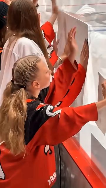 Хоккеист подарил шайбу девочке, которая плакала!