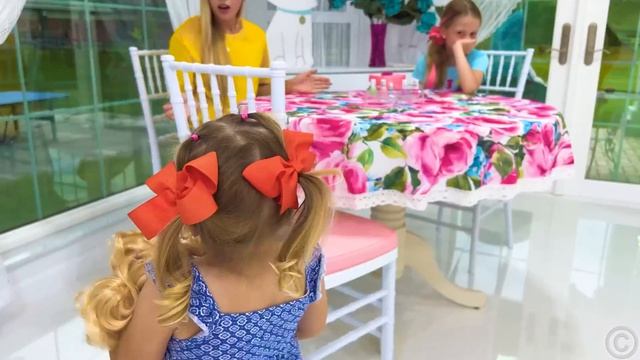 Настя и Мэгги рассказывают Наоми о профессиях