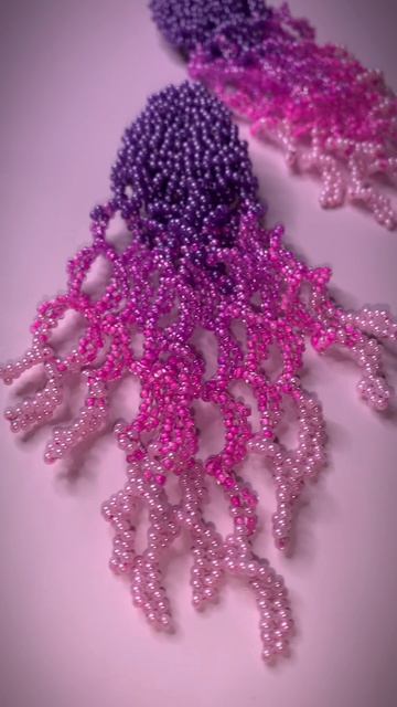 Каскадные волнистые серьги из бисера