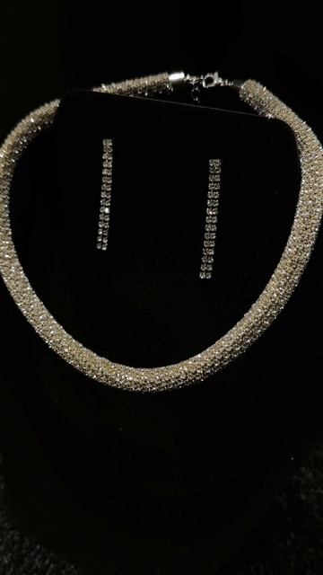 💎 Свадебная бижутерия — это почти как обручальное кольцо, только для ушей, шеи и запястий.