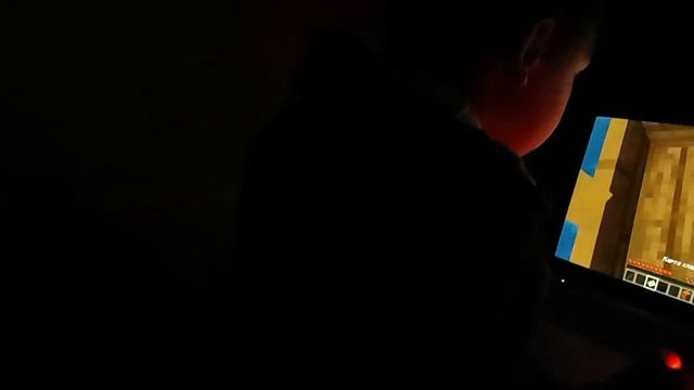 школьник играет в хоррор в крутой ванной