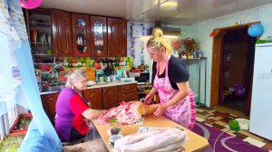 ЖИЗНЬ НА АЛТАЕ,РАЗДЕЛАЕМ С МАМОЙ СВИНИНУ#ВЛОГ