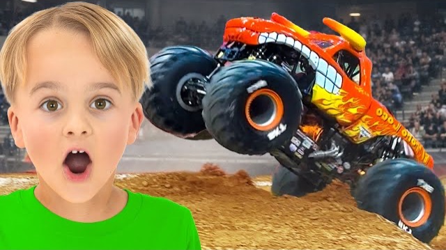 Дети играют с машинками и посещают шоу Monster Jam