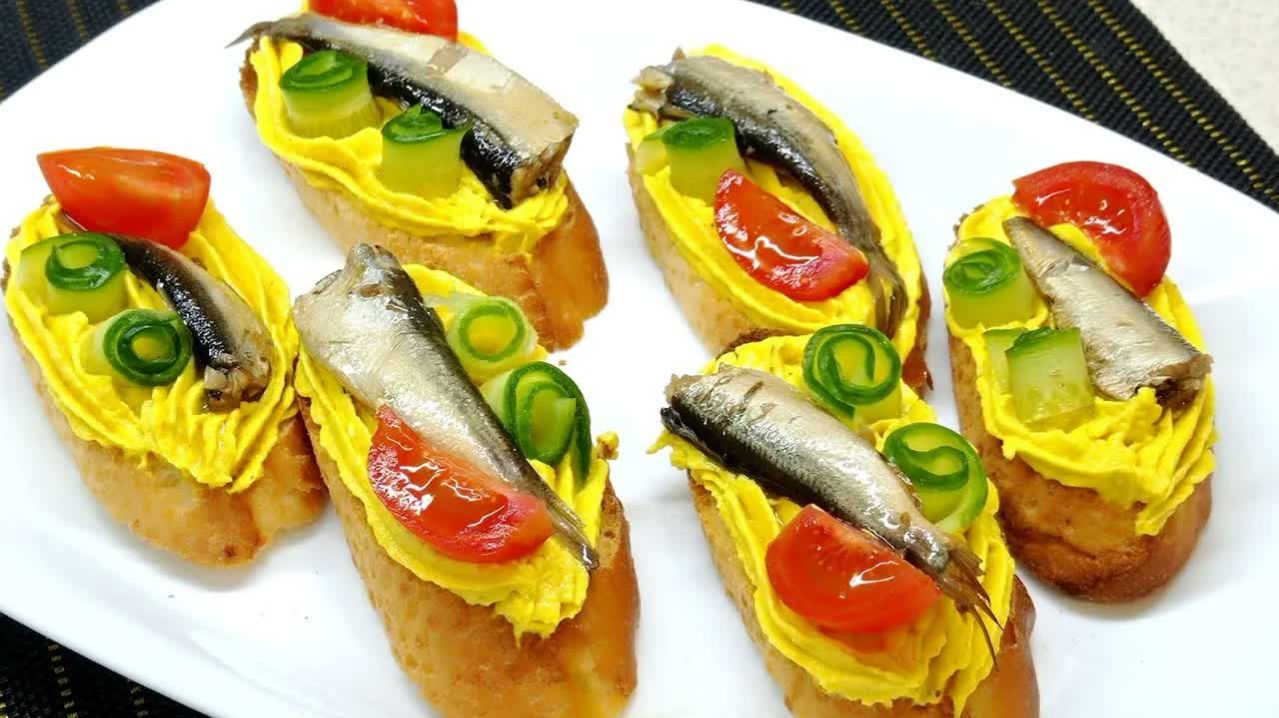 Эти БУТЕРБРОДЫ со шпротами исчезают за минуты! Идеальная закуска на праздничный стол за 5 минут