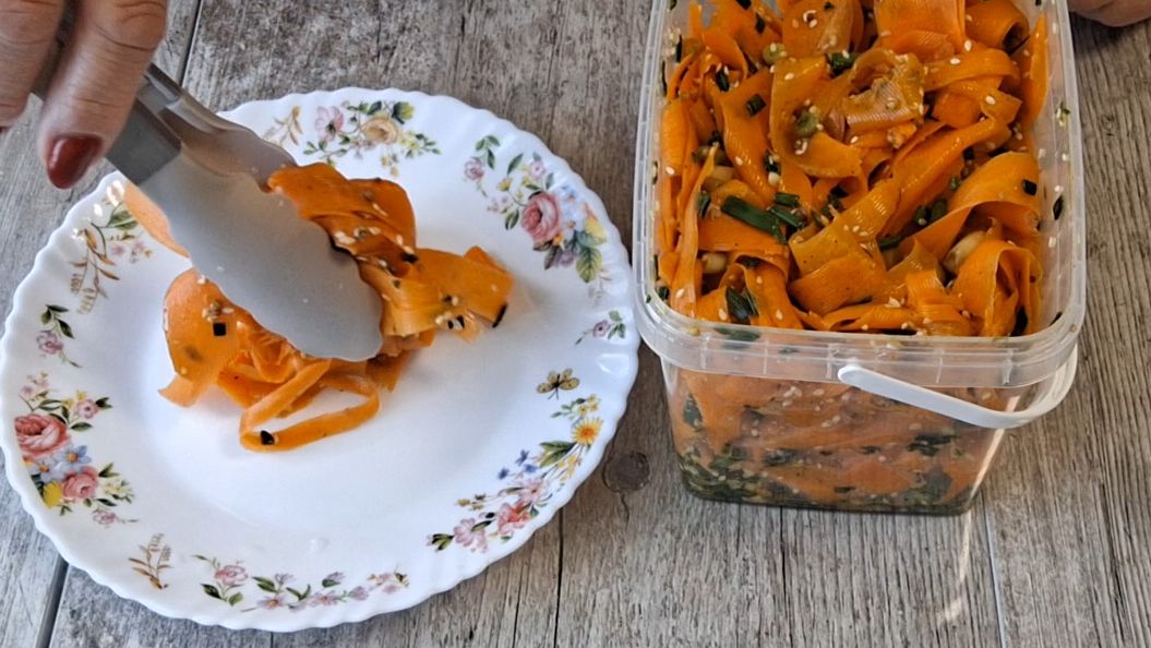 БОМБИЧЕСКИЕ ВИТАМИНЫ, САЛАТ ИЗ МОРКОВИ, СЛАЙСАМИ.