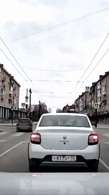 Рено стоит и не пропускает