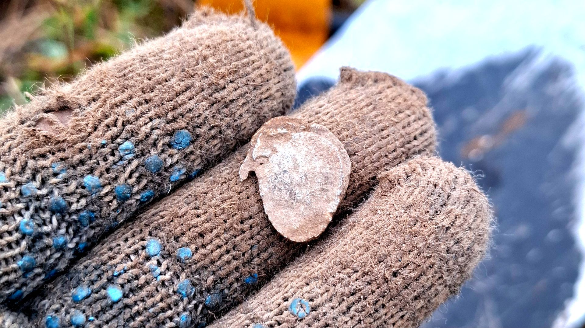 Металлокоп на месте стоянки техники.