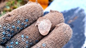 Металлокоп на месте стоянки техники.