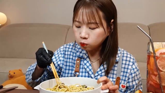 Кореянка ест стейк. Мукбанг. Корейцы едят на камеру. 🍣 большой сет