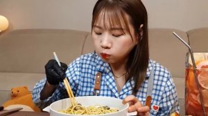 Кореянка ест стейк. Мукбанг. Корейцы едят на камеру. 🍣 большой сет