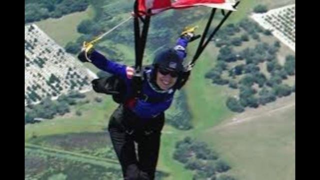 Парашютист с флагом США врезался в табло и повис