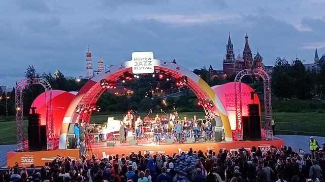 Музыка, а в описании услуги от специалистов, прочтите описание, нужно обращайтесь