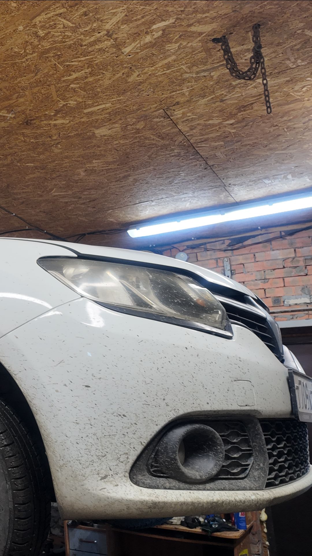 Рено сандеро замена амортизатора.