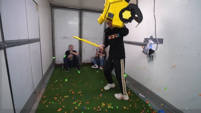 24_ЧАСА_В_ДВИЖУЩЕМСЯ_ГРУЗОВИКЕ_ЧЕЛЛЕНДЖ_!