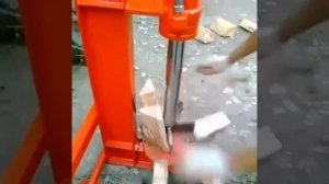 С помощью топора и собственных рук можно сделать быстрее, однако с этой чудо-машиной будет легче.