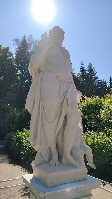 Петродворец. Нижний парк. Скамья-памятник великой княгине А. . Воссоздан в 2000 году.