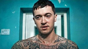 Мужчина ВЫЖИВАЕТ в камере с ОПАСНЫМ ЗЕКОМ, за голову которого объявлена НАГРАДА [пересказ]