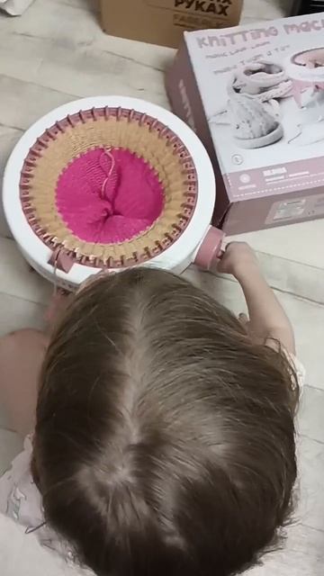 Осваиваем с дочками вязальную машинку 🧶