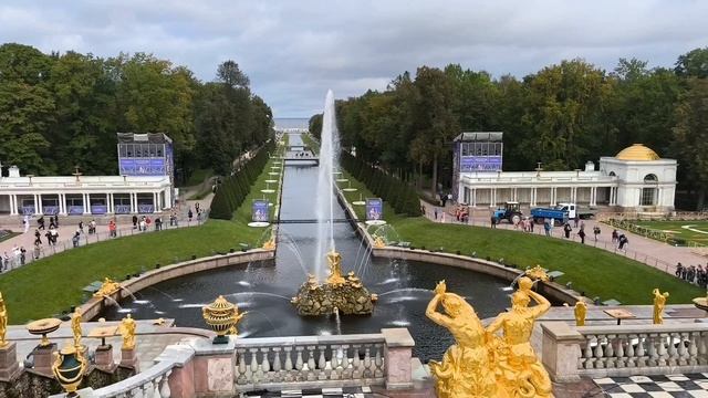 Вид на центральный каскад фонтанов в Петергофе