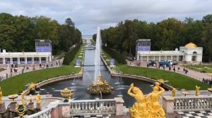 Вид на центральный каскад фонтанов в Петергофе