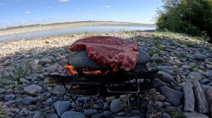 Приготовление стейка на раскаленном речном камне, однодневный поход и рыбалка