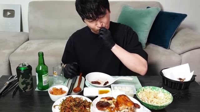 Кореец ест курицу. Мукбанг. Корейцы едят на камеру. 🍣 большой сет