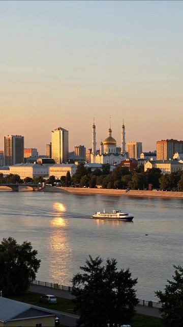 Вечерний вид на город у реки #город #природа #красота